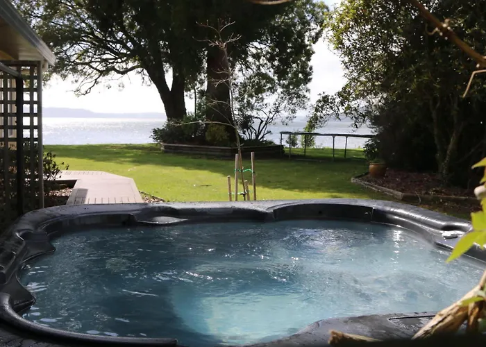 Shore Haven - Lakefront Pool Sleeps 8 Holiday home Rotorua