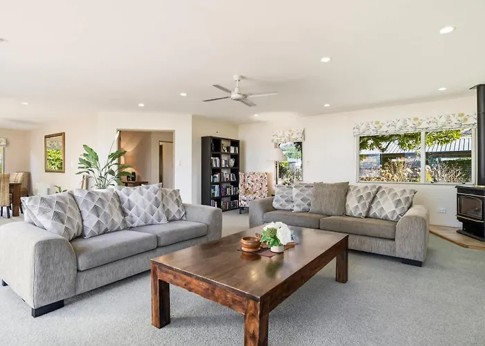 Shore Haven - Lakefront Pool Sleeps 8 Rotorua