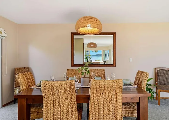 Holiday home Shore Haven - Lakefront Pool Sleeps 8 *