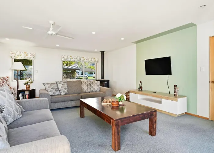 Shore Haven - Lakefront Pool Sleeps 8 Holiday home *
