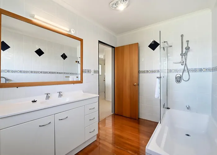 Holiday home Shore Haven - Lakefront Pool Sleeps 8 *