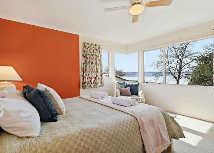 Holiday home Shore Haven - Lakefront Pool Sleeps 8