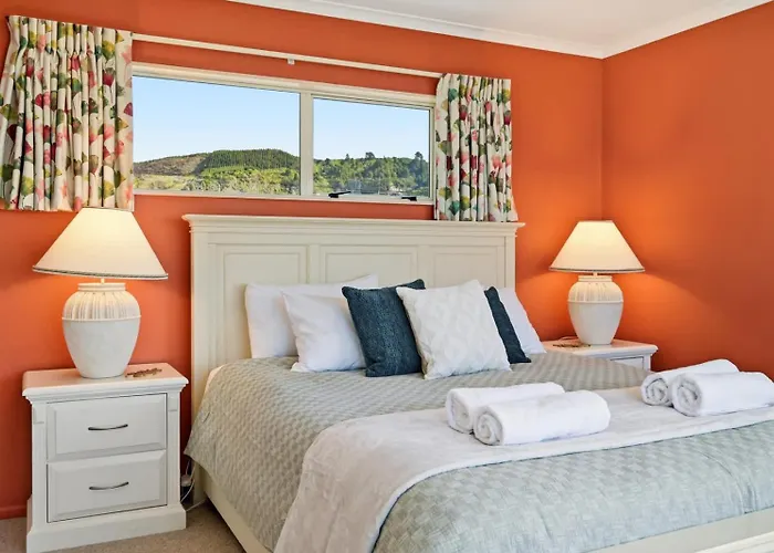 Holiday home Shore Haven - Lakefront Pool Sleeps 8