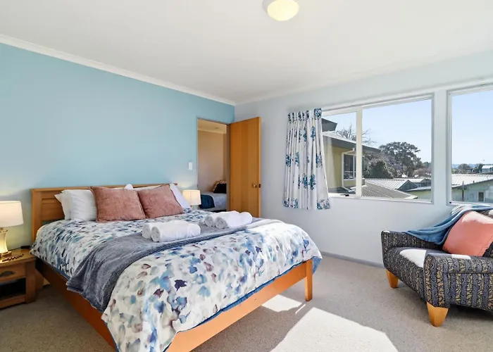 Holiday home Shore Haven - Lakefront Pool Sleeps 8