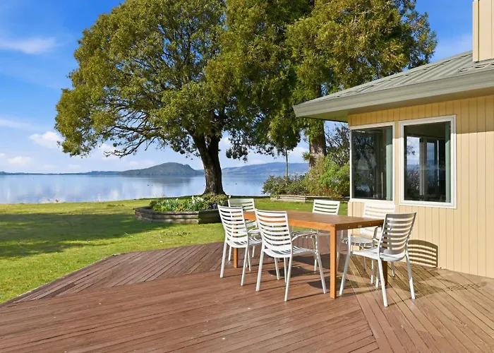 Shore Haven - Lakefront Pool Sleeps 8 Rotorua