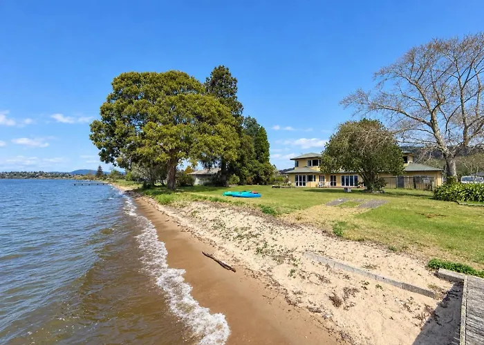 Holiday home Shore Haven - Lakefront Pool Sleeps 8